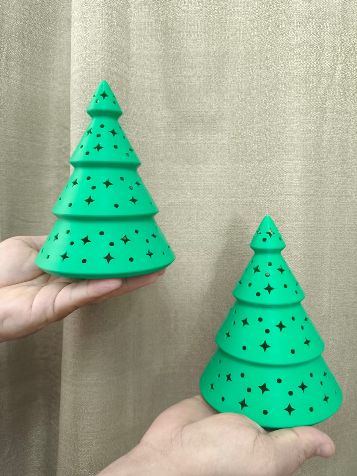 Árvore de Natal verde vazada com estrelas e pontos