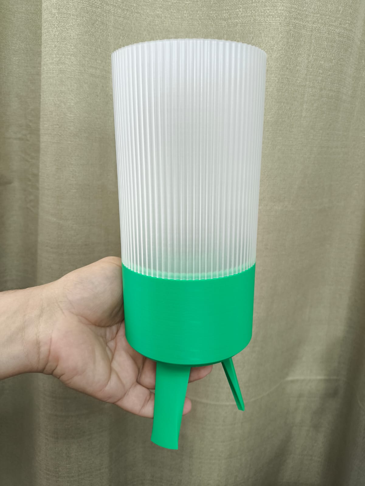 Bambu apagado, cilindro canelado sobre base estilo metal cinza e tripé