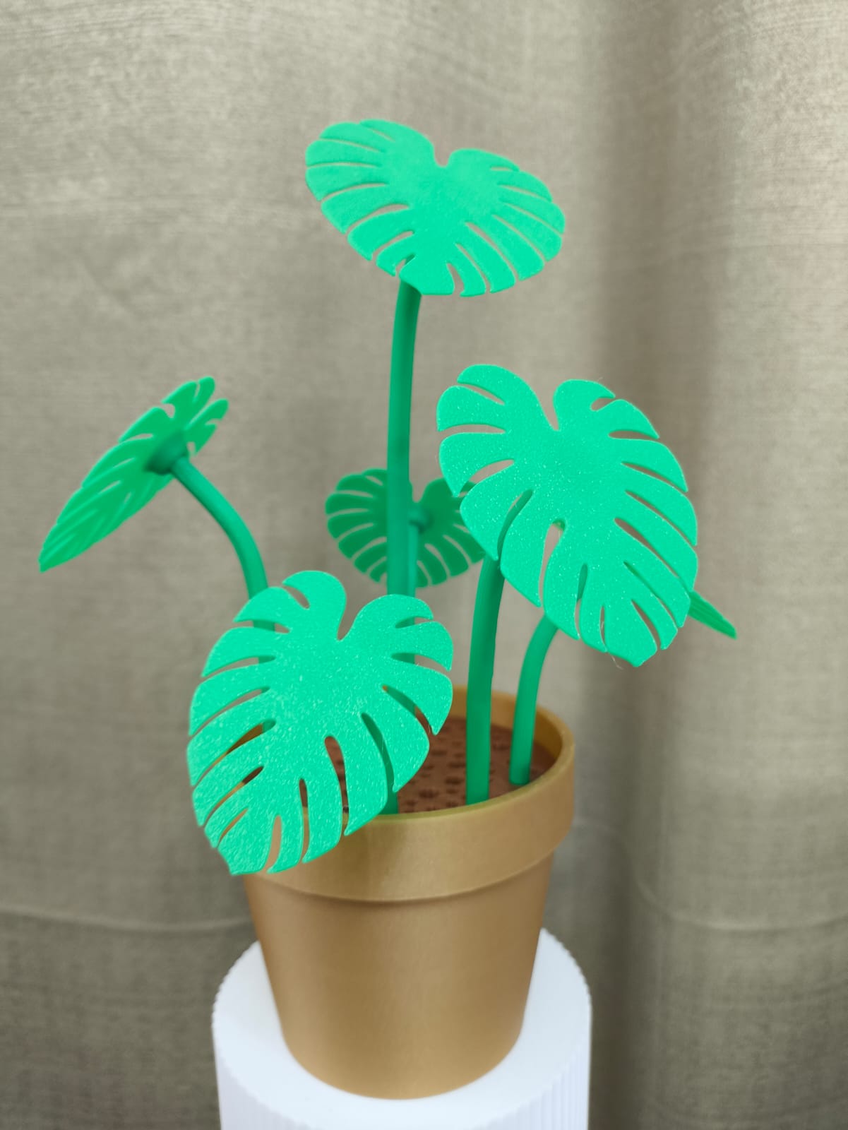 Monstera de Vaso, vasinho dourado com folhas verdes