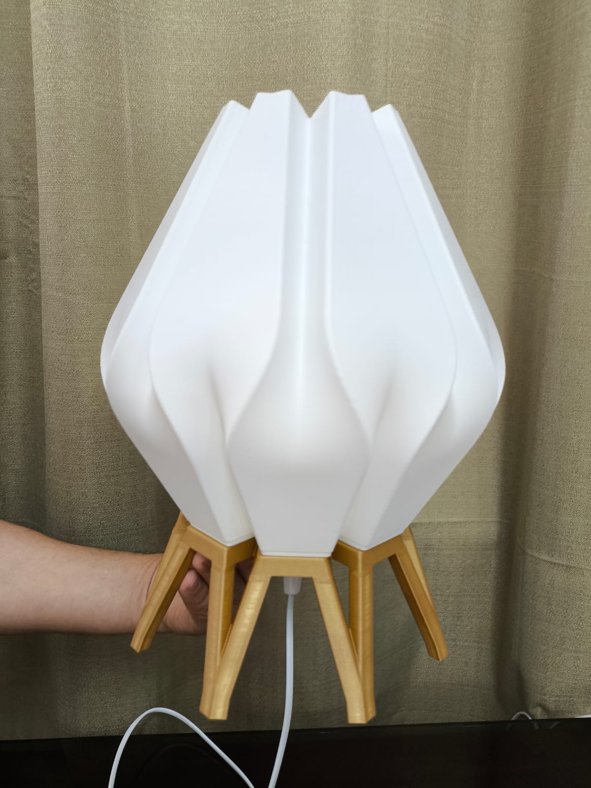 Tulipa Acesa apagada, botão plissado sobre pés estilo dourado